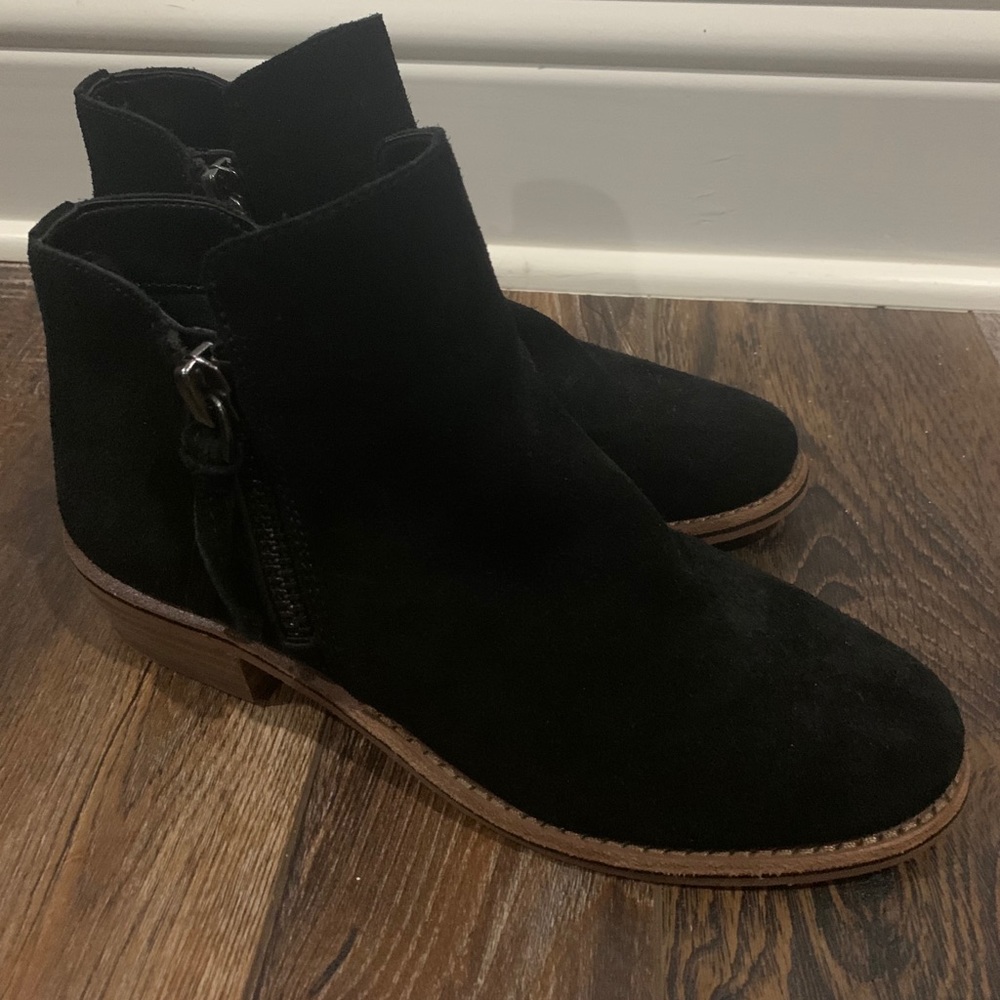 Gianni Bini black booties